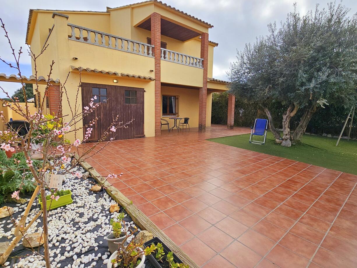 House -
                        L´escala -
                        4 bedrooms -
                        8 persons